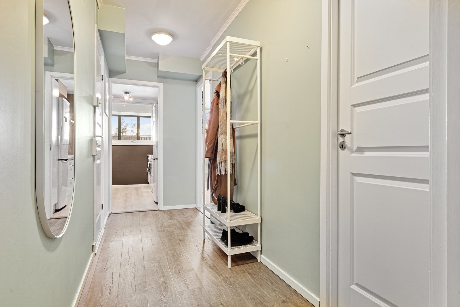 Innbydende entré med plass til oppheng av yttertøy. Galleribilde