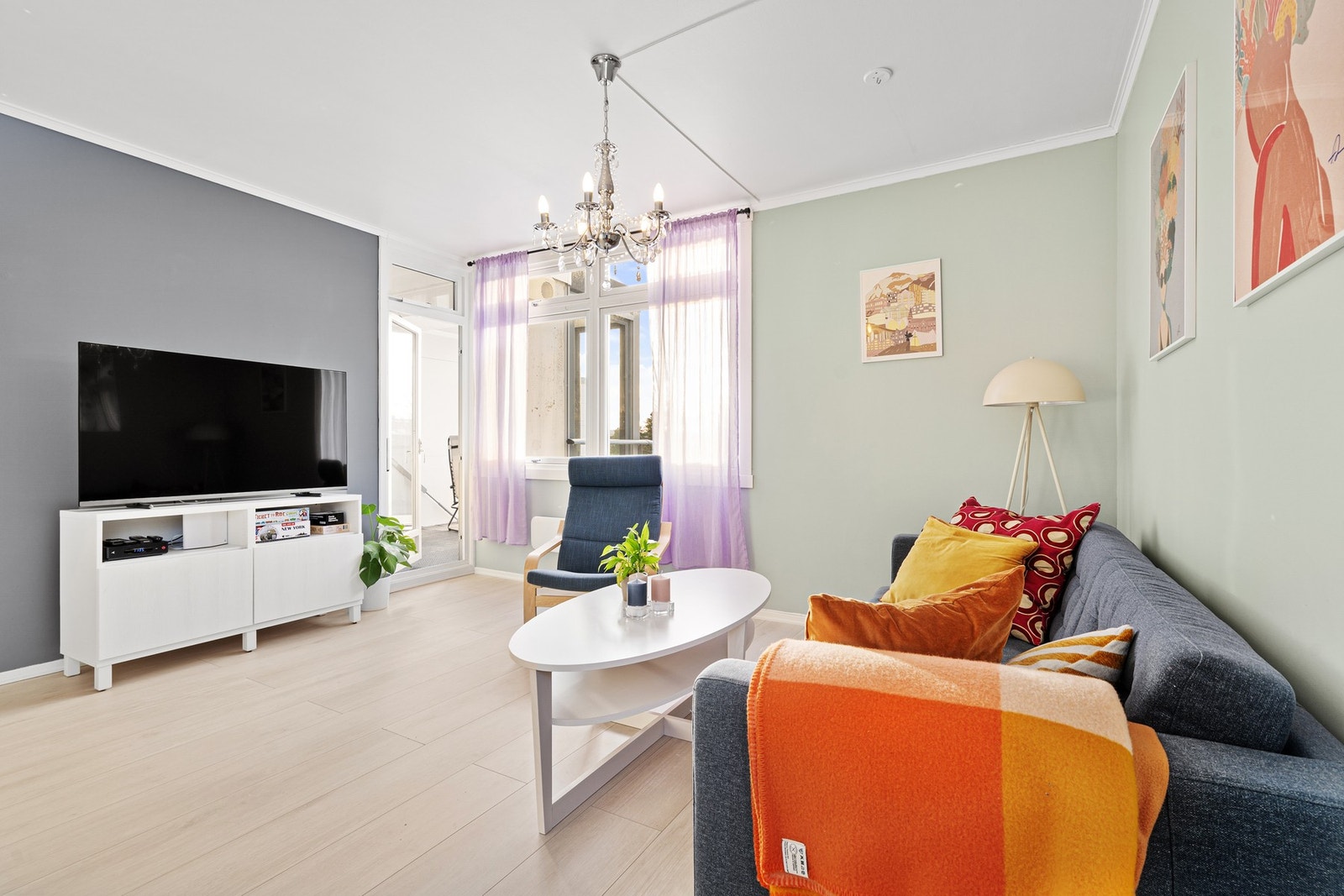 God plass til sofagruppe og spisebord i stuen. Galleribilde