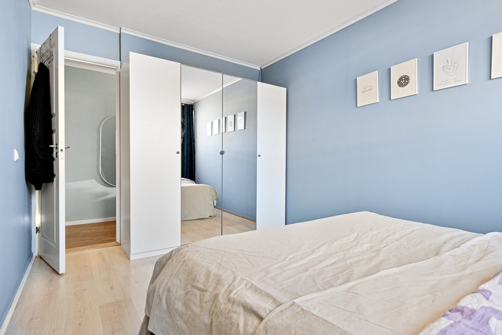 Innredet med pen garderobeløsning som følger med i kjøpet. Galleribilde