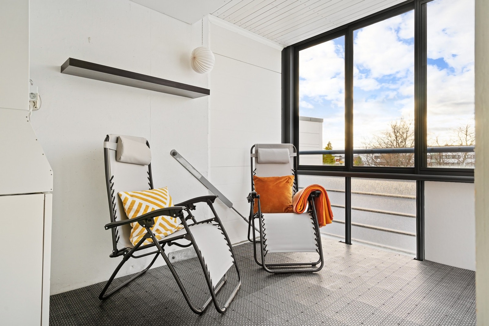 Fra stuen er det utgang til en koselig, sørvendt balkong med gode solforhold. Galleribilde