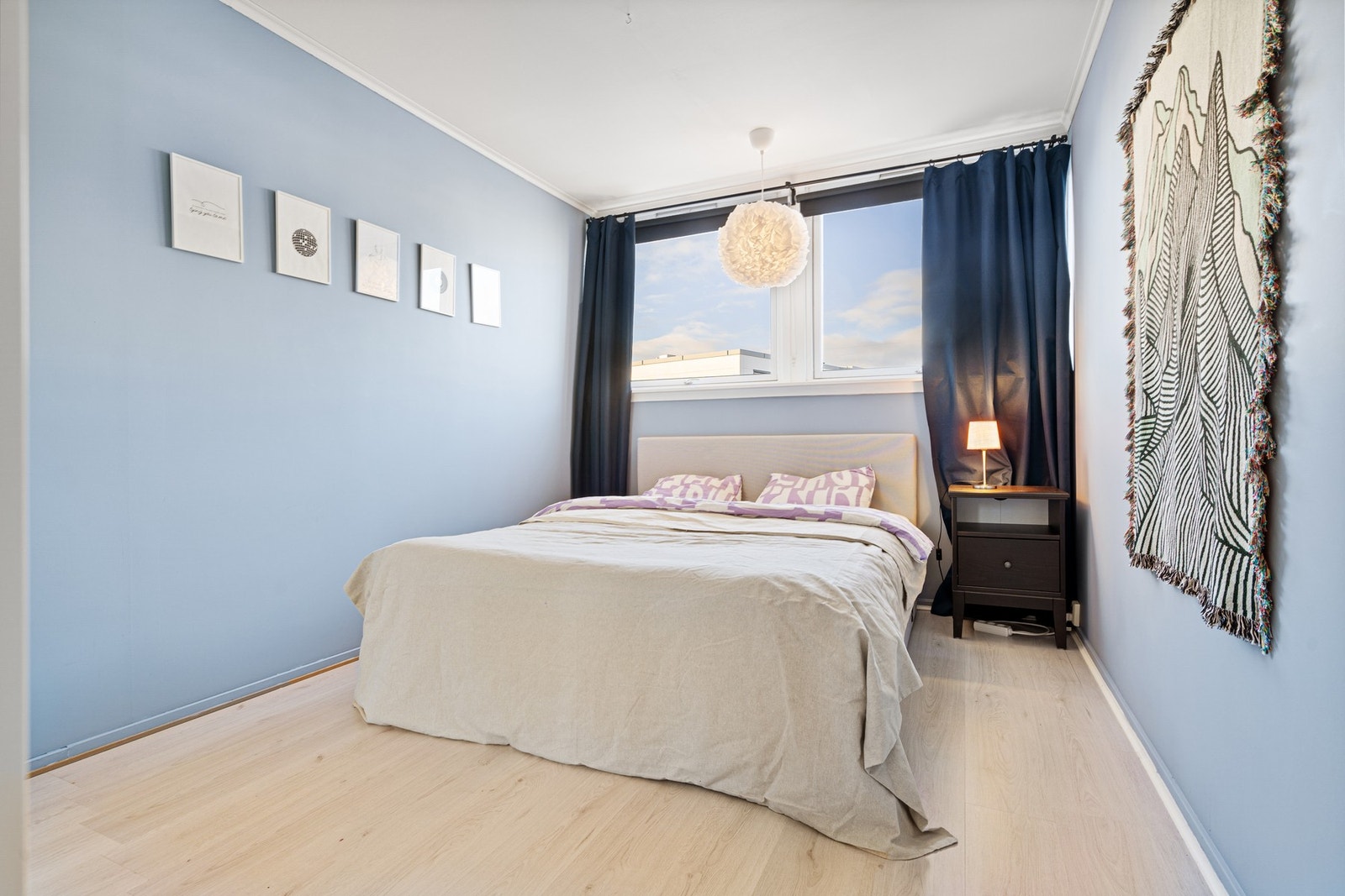 Svært romslig soverom på 11,5 m² med store vindusflater. Galleribilde