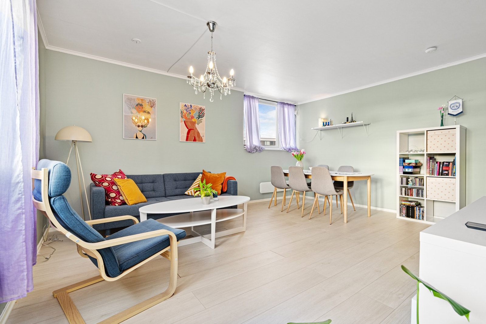 Store vindusflater og endebeliggenhet, som sørger for rikelig med naturlig lyinnslipp. Galleribilde