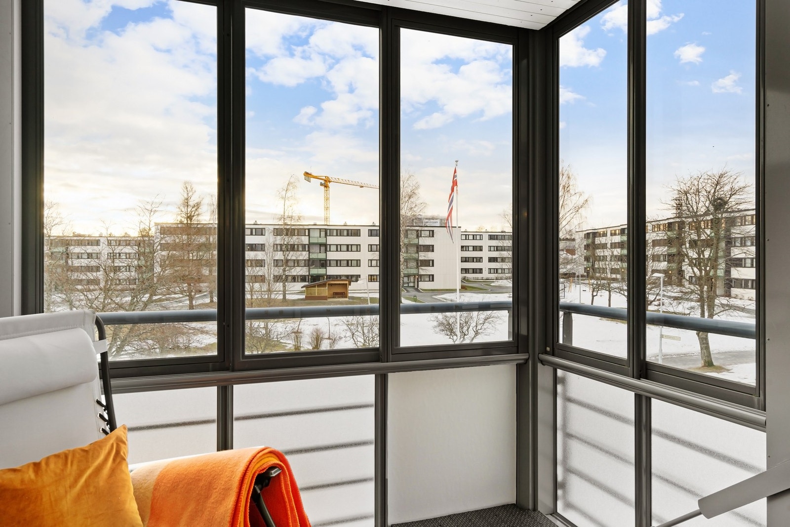 Den innglasserte balkongen er en naturlig forlengelse av stuen. Galleribilde