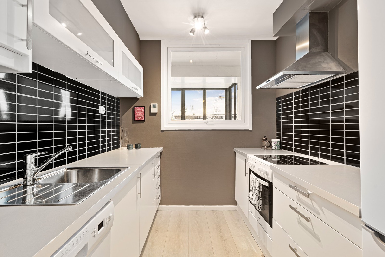 Kjøkkenet ble oppgradert i 2011 med glatte fronter og plater over benkeplate. Galleribilde