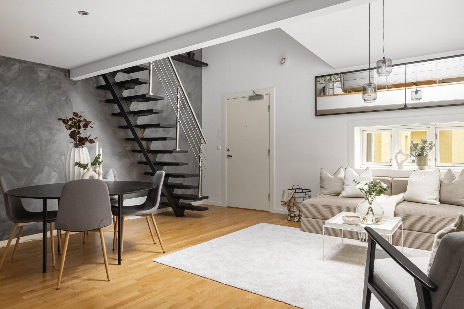 Oppholdsrommet er enkelt å møblere etter eget behov og ønske. Ved behov kan man også ha et langbord i denne etasjen da man har en praktisk loftstue i øvre plan Galleribilde