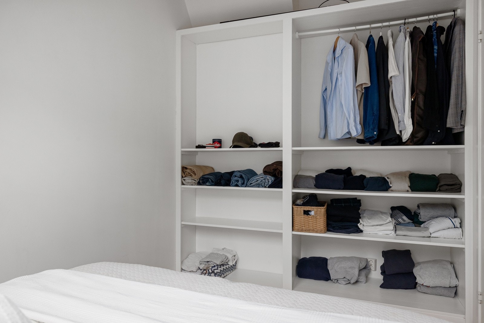God plass til klær i garderobe Galleribilde