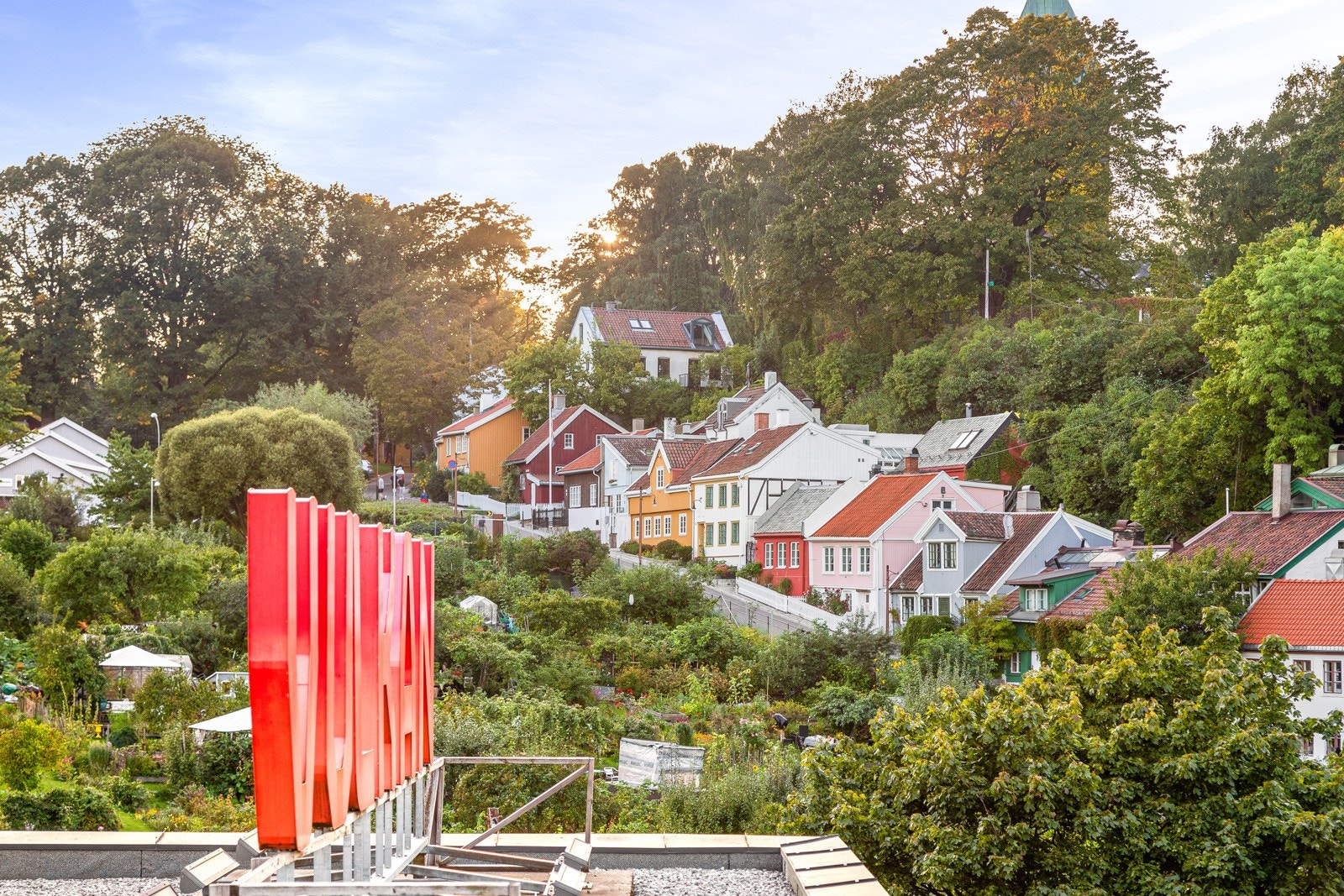 Området består av både nyere og eldre klassiske bygårder og har flere fine turmuligheter Galleribilde