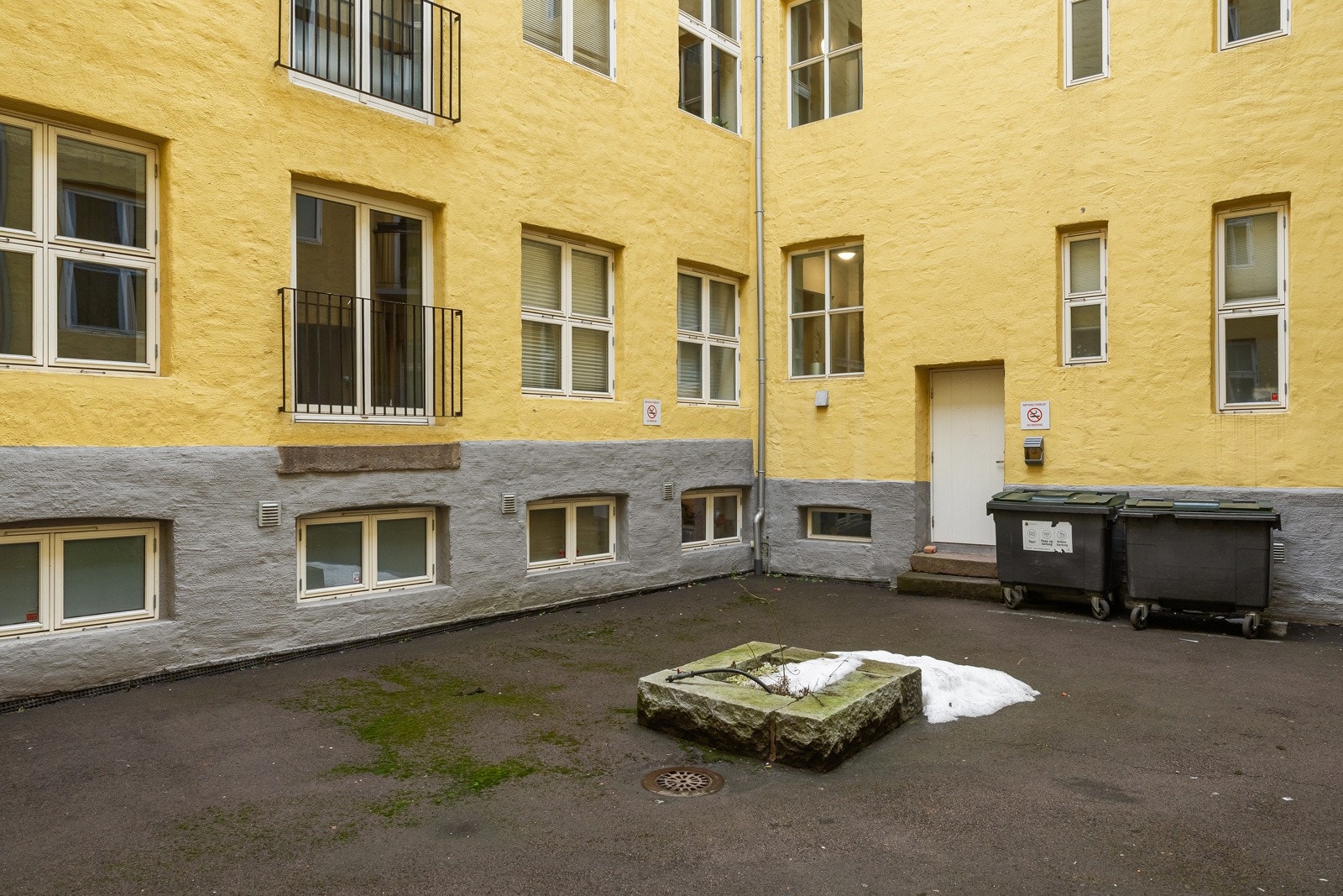 Det er inngang til leiligheten fra indre gårdsrom Galleribilde