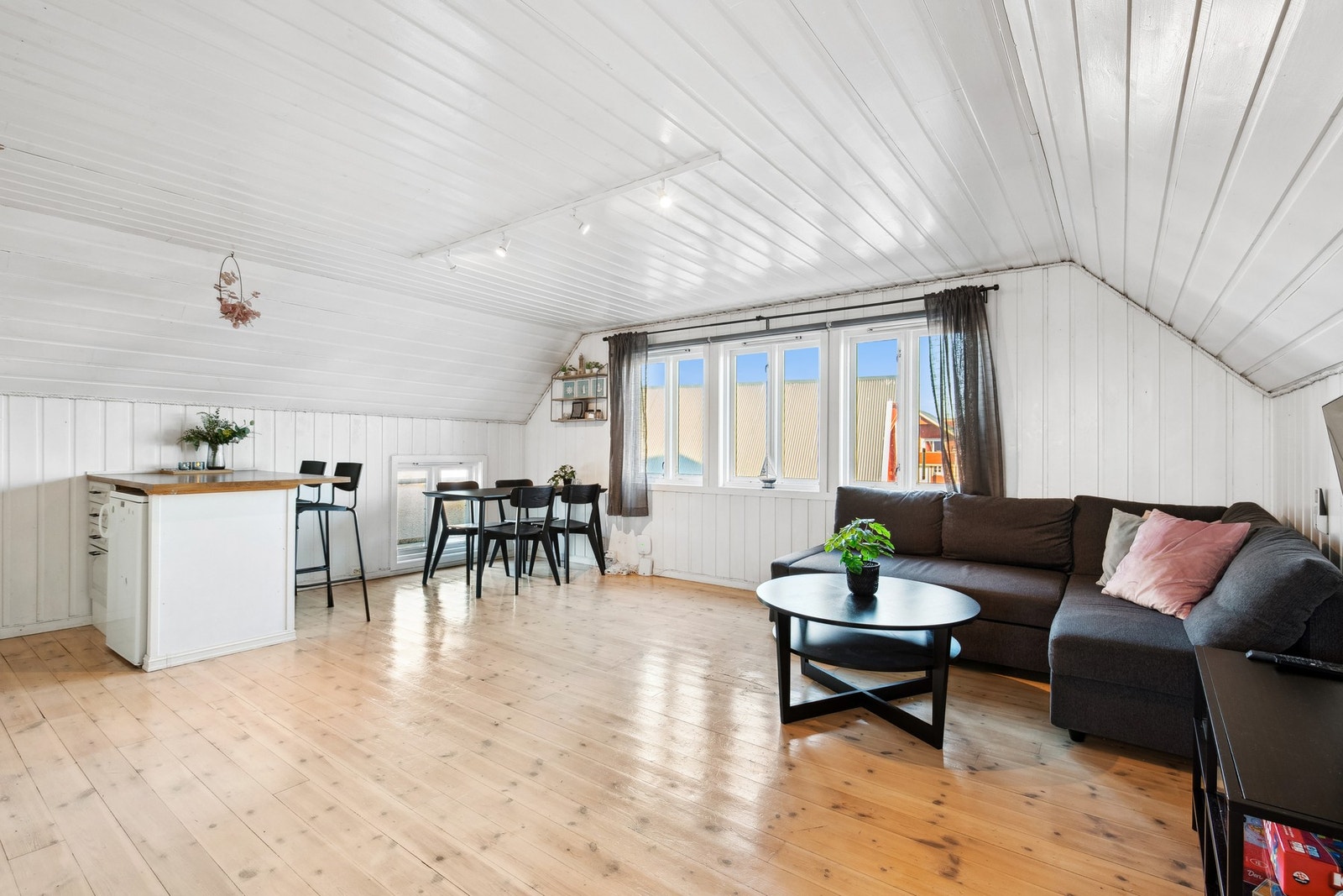 Stue med gode lysforhold. Galleribilde