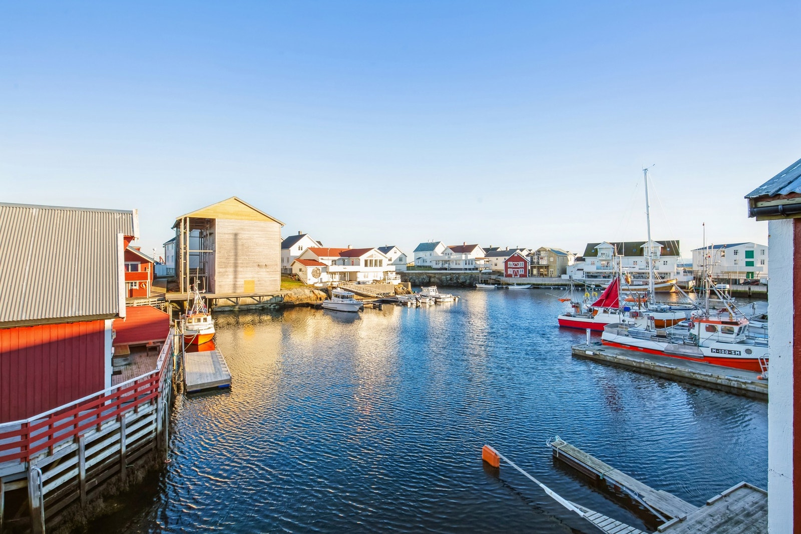 Eiendommen ligger idyllisk til og har en fin utsikt over havna. Galleribilde