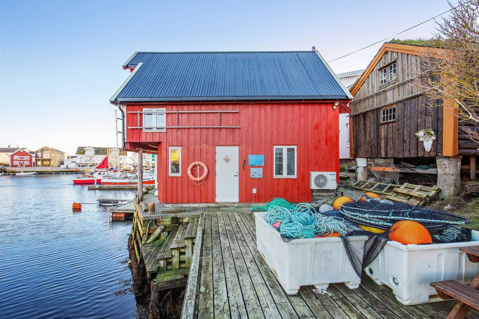 Dette er en sjarmerende rorbu med en flott beliggenhet i Hamna på fiskeværet Veidholmen i Smøla kommune. Galleribilde