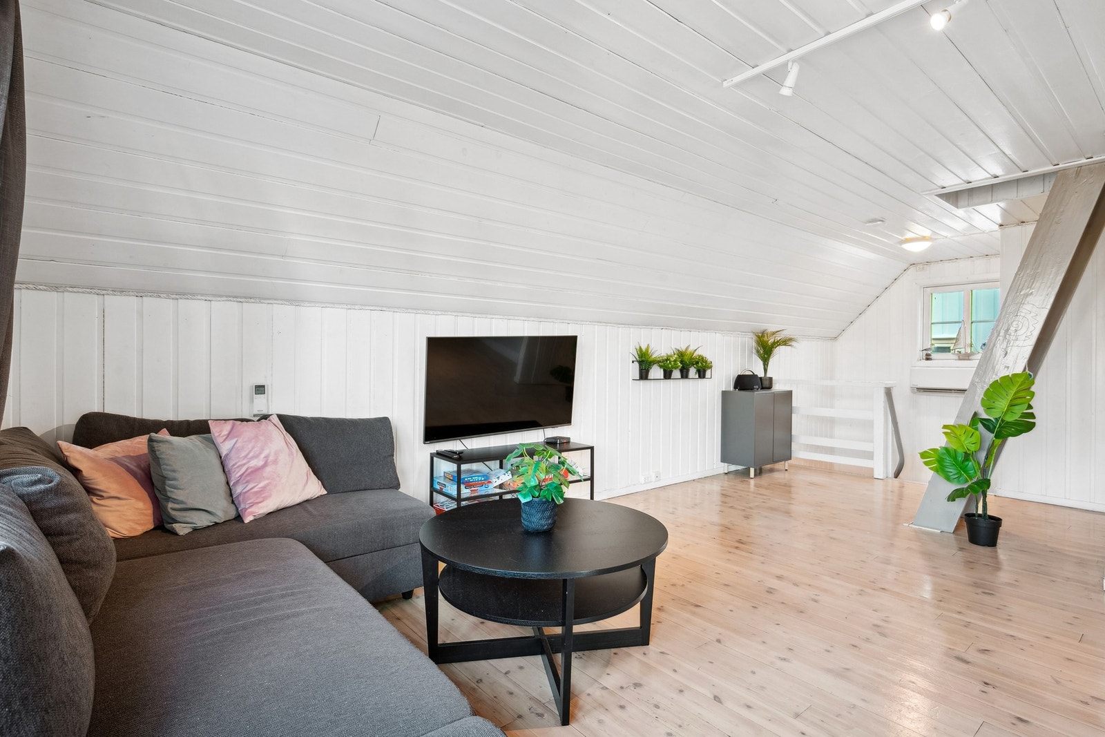 Fra eiendommen er det gåavstand til butikk og spisesteder og kort veg til kommunesenteret på Hopen med tilhørende fasiliteter og tjenester. Galleribilde