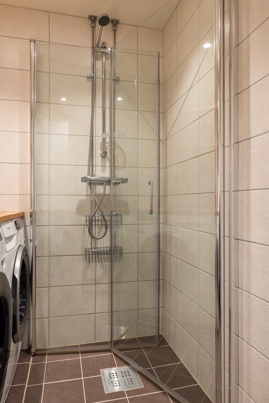 - Baderommet er innredet med servant med innredning, speilskap og dusjhjørne med svingbare glassdører. Opplegg for vaskemaskin. Naturlig avtrekk - Galleribilde