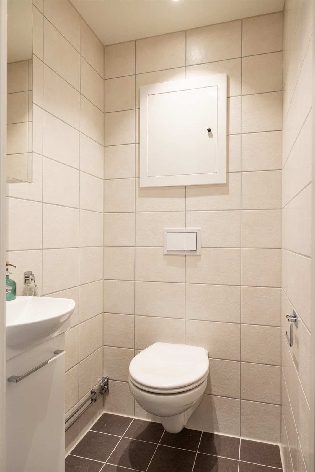 - Flislagt toalettrom med varme i gulvet. Toalettrommet ble også pusset opp i regi av borettslaget i 2020. Toalettrommet er innredet med vegghengt klosett og servant. Naturlig avtrekk - Galleribilde