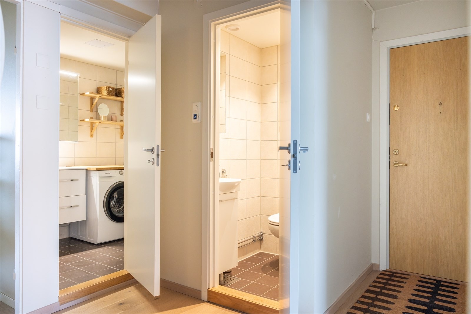 - Lys og innbydende entré som gir et godt førsteinntrykk av leiligheten - Galleribilde