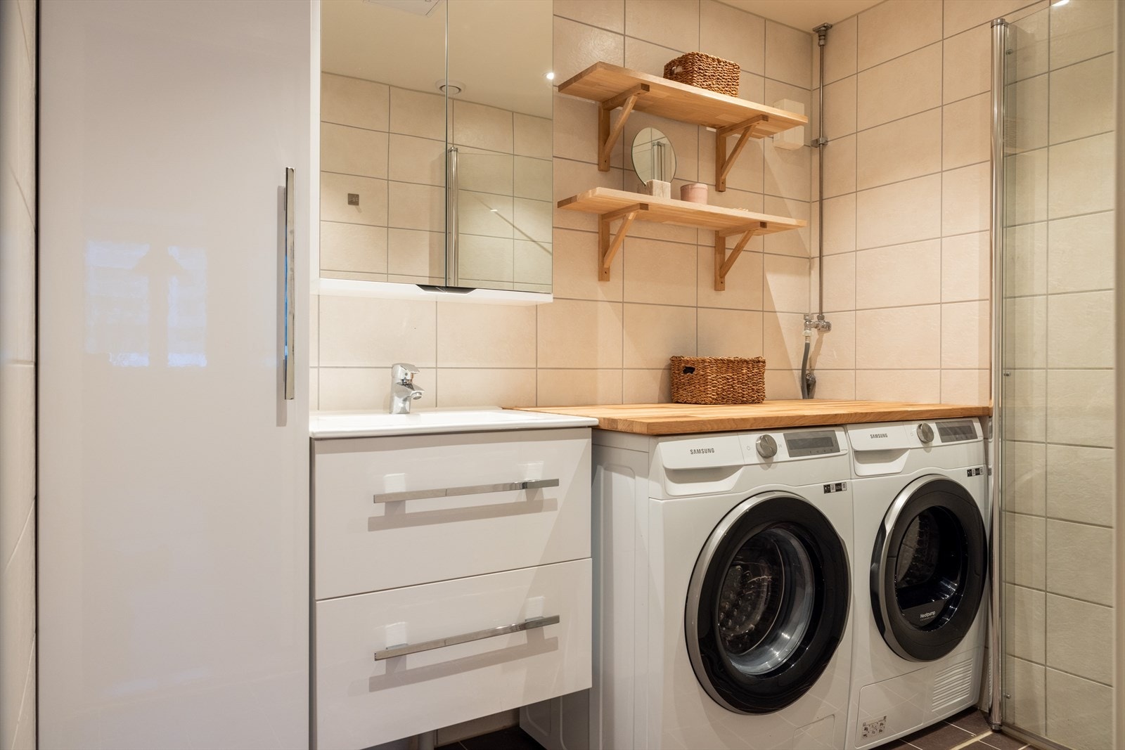 - Flislagt baderom med varme i gulvet og downlights i himling. Baderommet ble pusset opp i regi av borettslaget i 2020 - Galleribilde