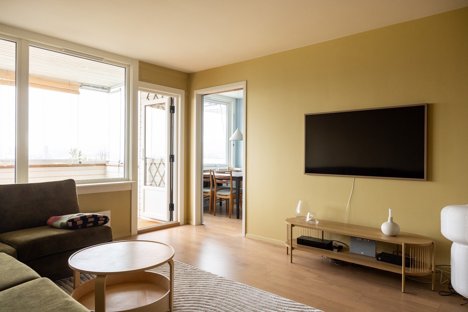 - God plass til sofaseksjon med tilhørende møblement og TV-benk - Galleribilde