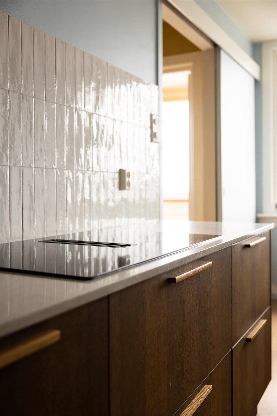 - Av hvitevarer er det integrert induksjonstopp med kullfilter, stekeovn, micro, oppvaskmaskin og kjøl/fryseskap - Galleribilde