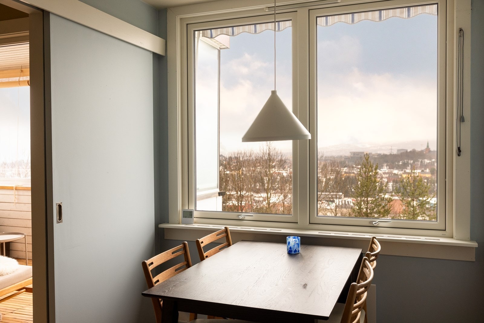 - På kjøkkenet er det god plass til spisebord. Perfekt for sosiale sammenkomster - Galleribilde