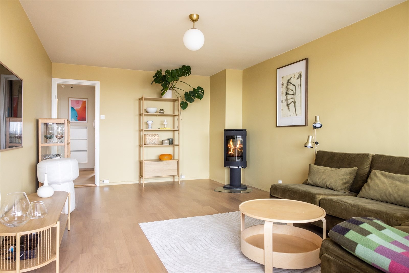 - Leiligheten er malt i delikate og tidsriktige farger - Galleribilde