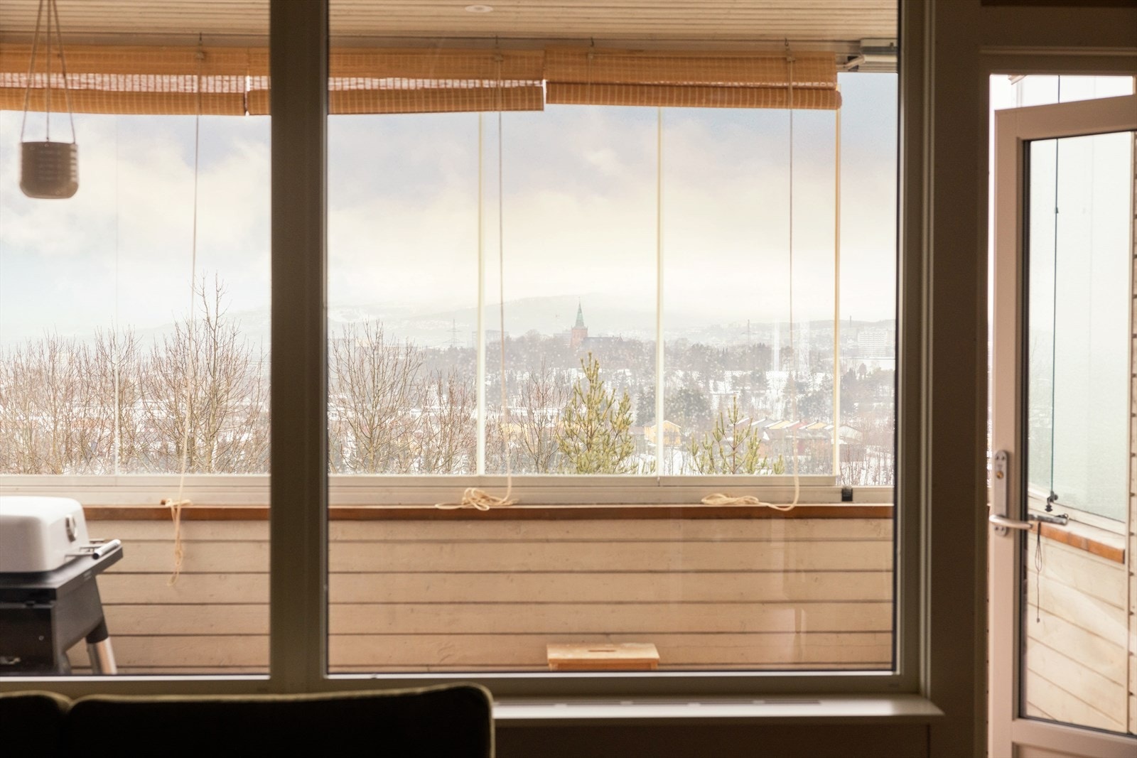 - Store vindusflater som gir rikelig med luft og lys samt utgang til innglasset balkong. Vinduer er fra 2022 - Galleribilde