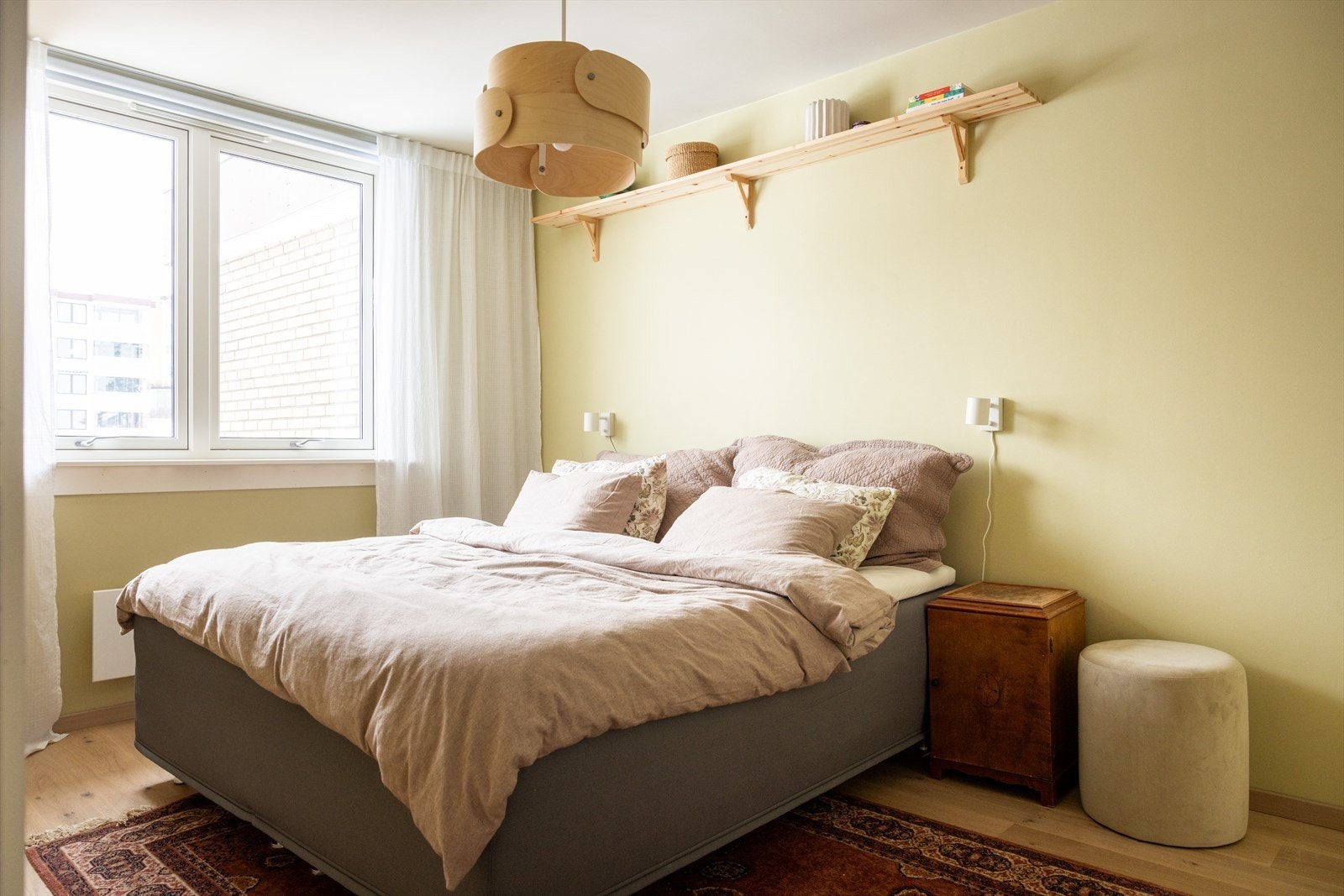 - Romslig hovedsoverom med god plass til dobbeltseng med tilhørende nattbord - Galleribilde