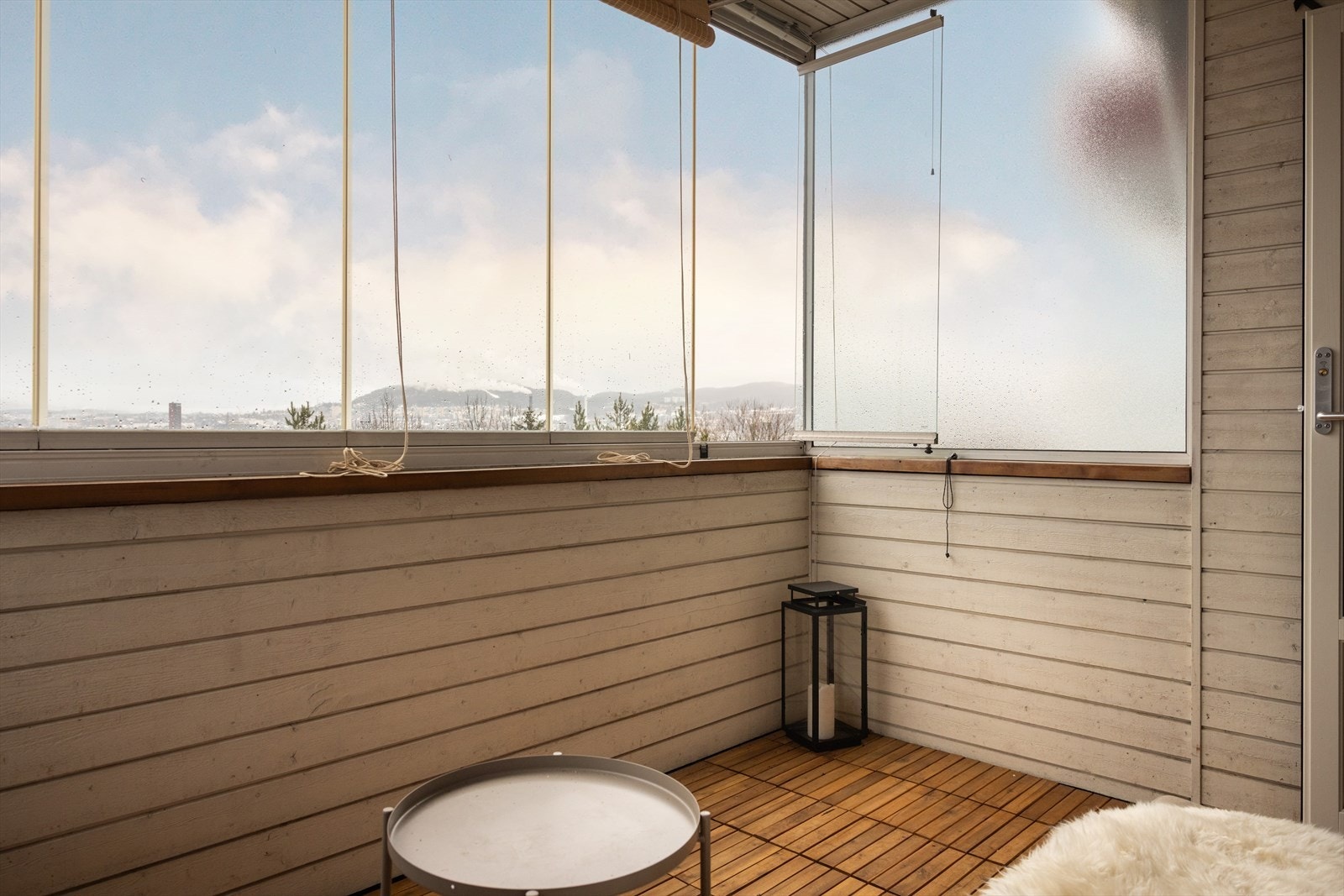 - Balkongen har svært gode solforhold fra ca. klokken 14 til solen går ned midtsommers - Galleribilde