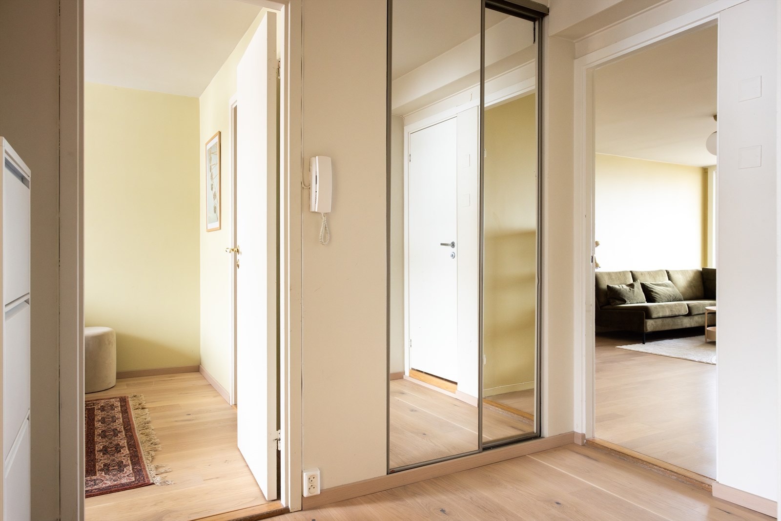 - God plass til sko og yttertøy i skyvedørsgarderobe med speildører - Galleribilde