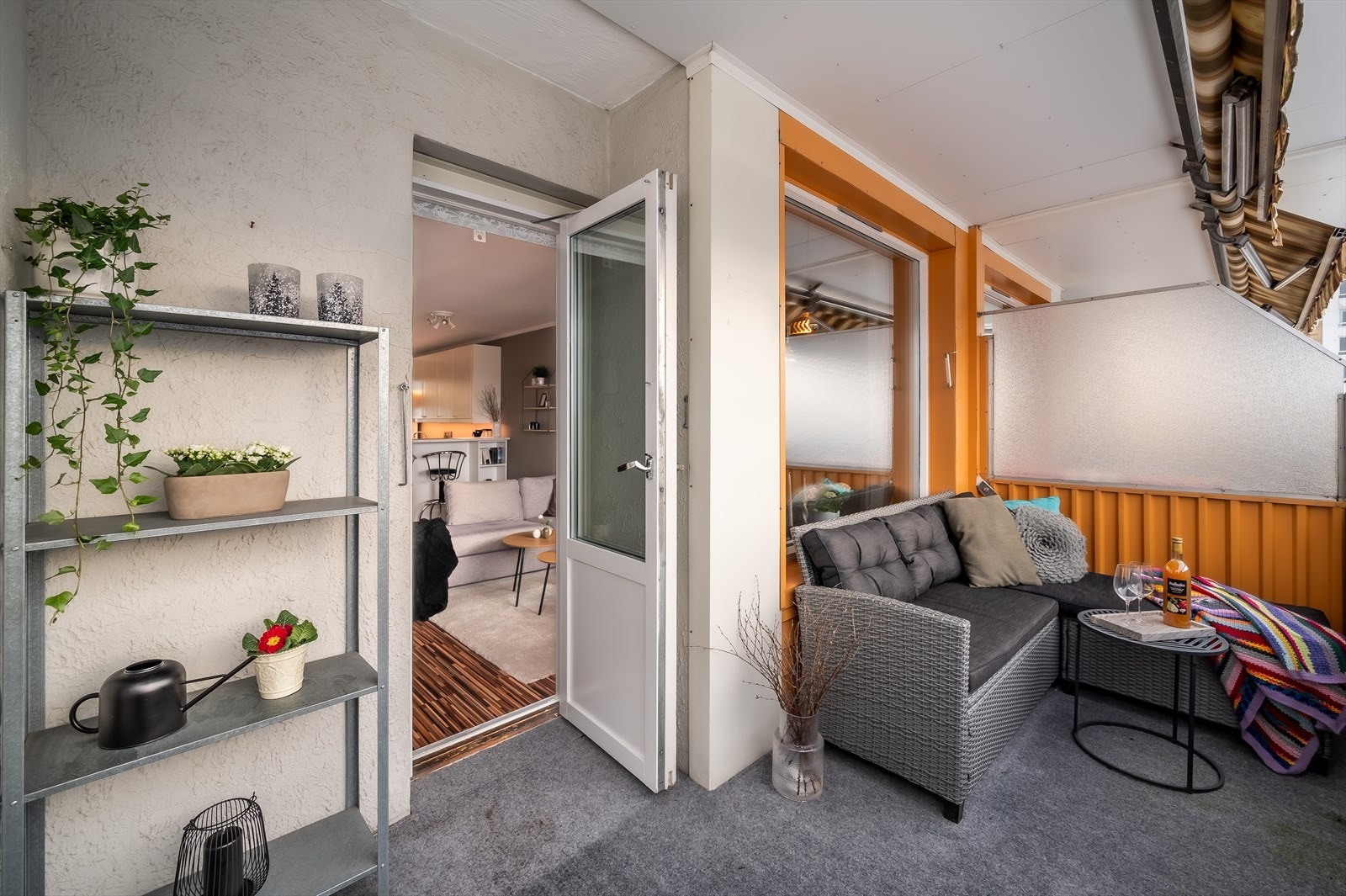 Fra stuen er det utgang til en luftig balkong, utstyrt med manuell markise. Galleribilde