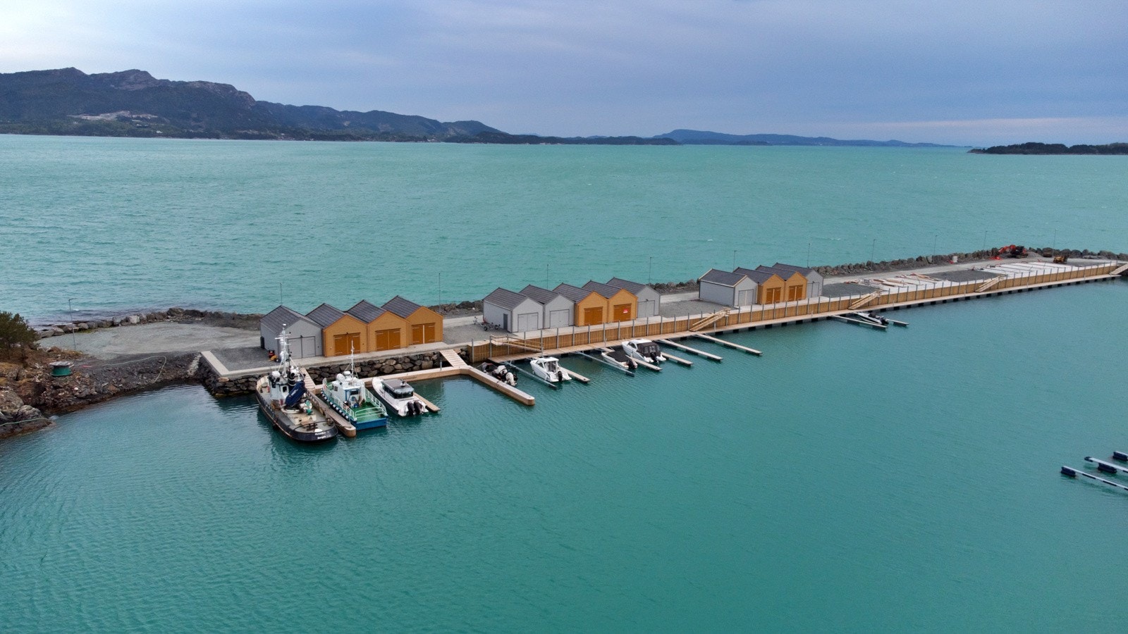 Nausta blir bygd i grupper frå 4-7 i rekke. Det er store dører i front og mindre dør i bakkant, sammen med ei dør. Galleribilde