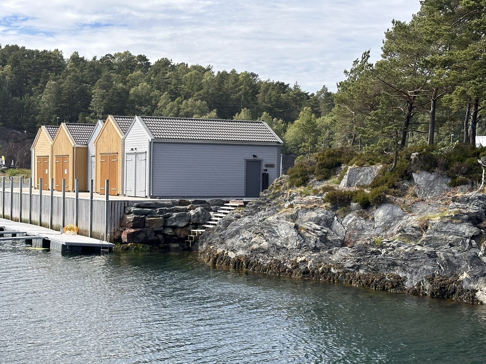 Det ytterste naustet er selt, resterande i rekka er for sal. Galleribilde