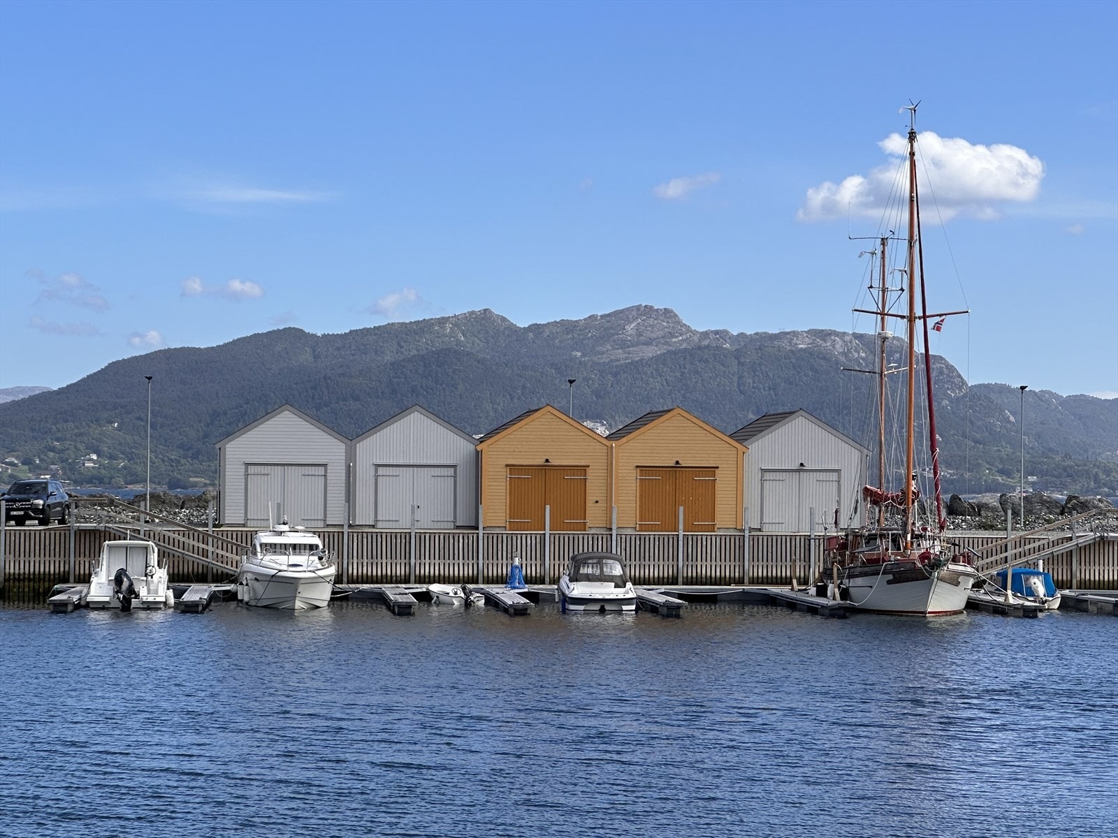 På flytebryggjeanlegget så blir det vatnpostar og straumpostar. Galleribilde