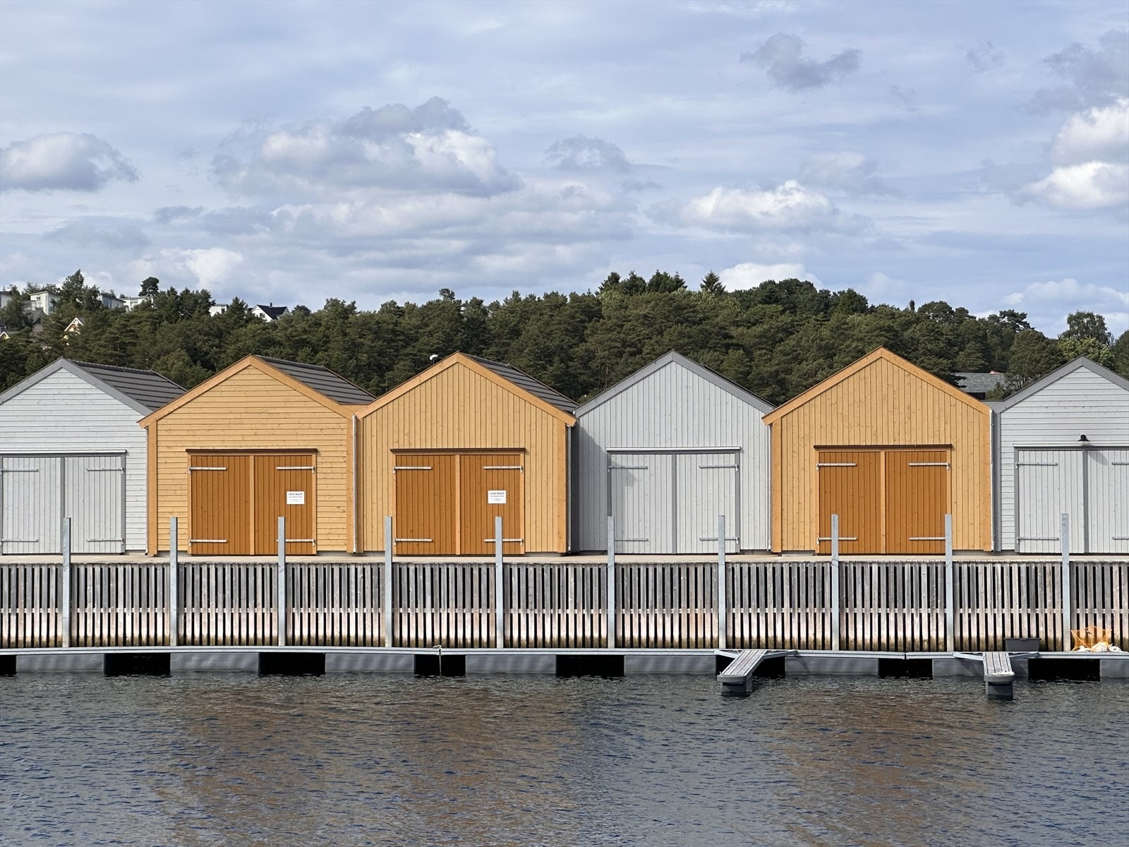 Nausta blir bygd i grupper frå 4-7 i rekke. Det er store dører i front og mindre dør i bakkant, sammen med ei dør. Galleribilde