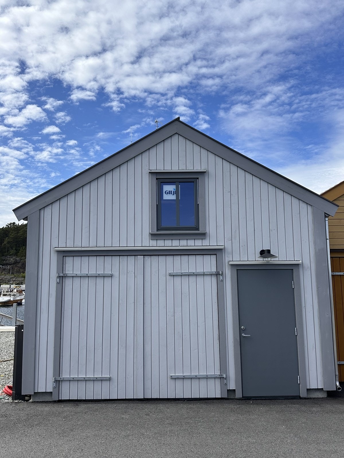 Bilete på baksida av nausta. Det er mogleg å køyre med bil ned til nausta for å laste av. Galleribilde