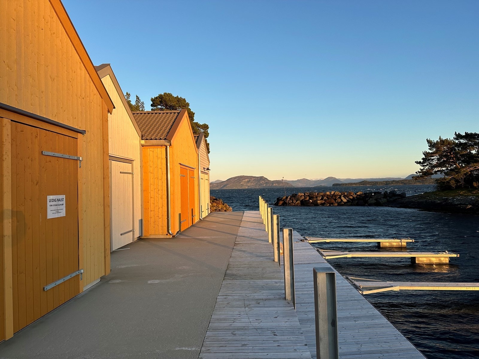 Det er kai i framkant av naustene, og det medfølger båtplass framfor naustet på flytebryggjeanlegget. Utrigger kjøpes i tillegg Galleribilde