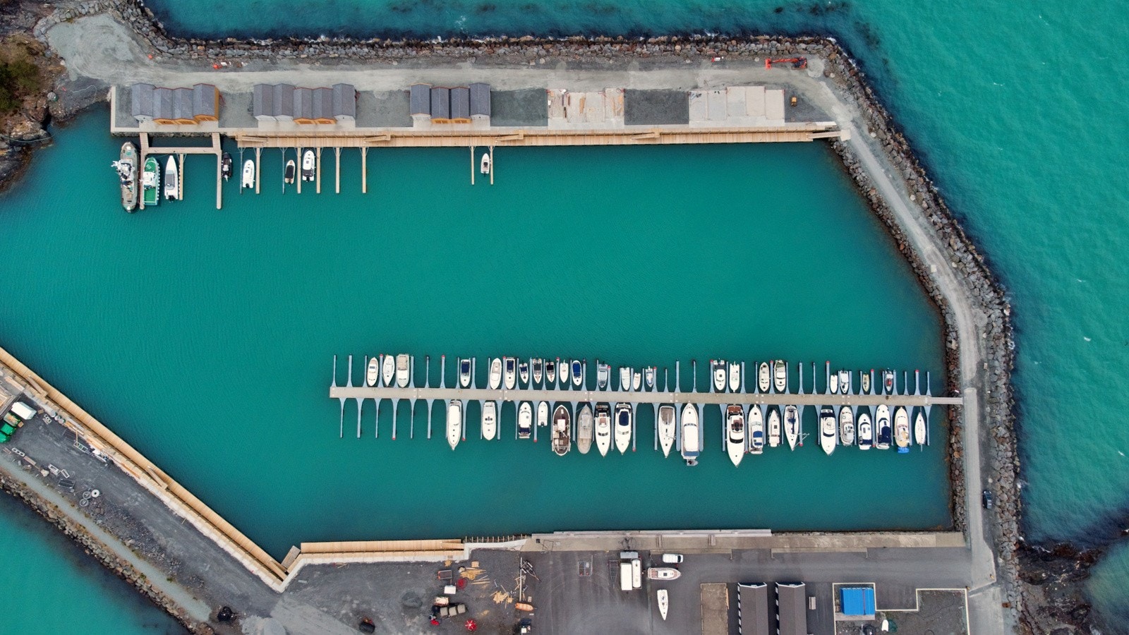 Nausta ligg ikkje på ei bein rekkje, men er trekt litt fram/tilbake iforhold til kvarandre. Sjå situajonsplanen i prospektet. Dronebilete tatt mai 2022. Galleribilde