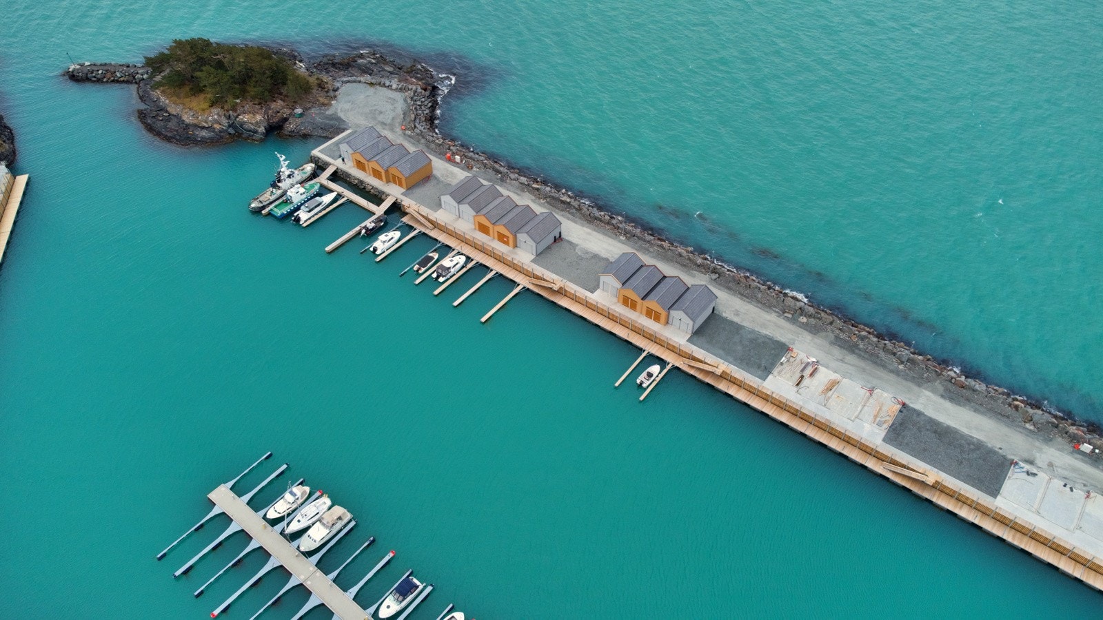 Det blir kai og flytebryggje i front av nausta. På flytebryggjeanlegget så blir det vatnpostar og straumpostar. Dronebilete av området, mai 2022 Galleribilde