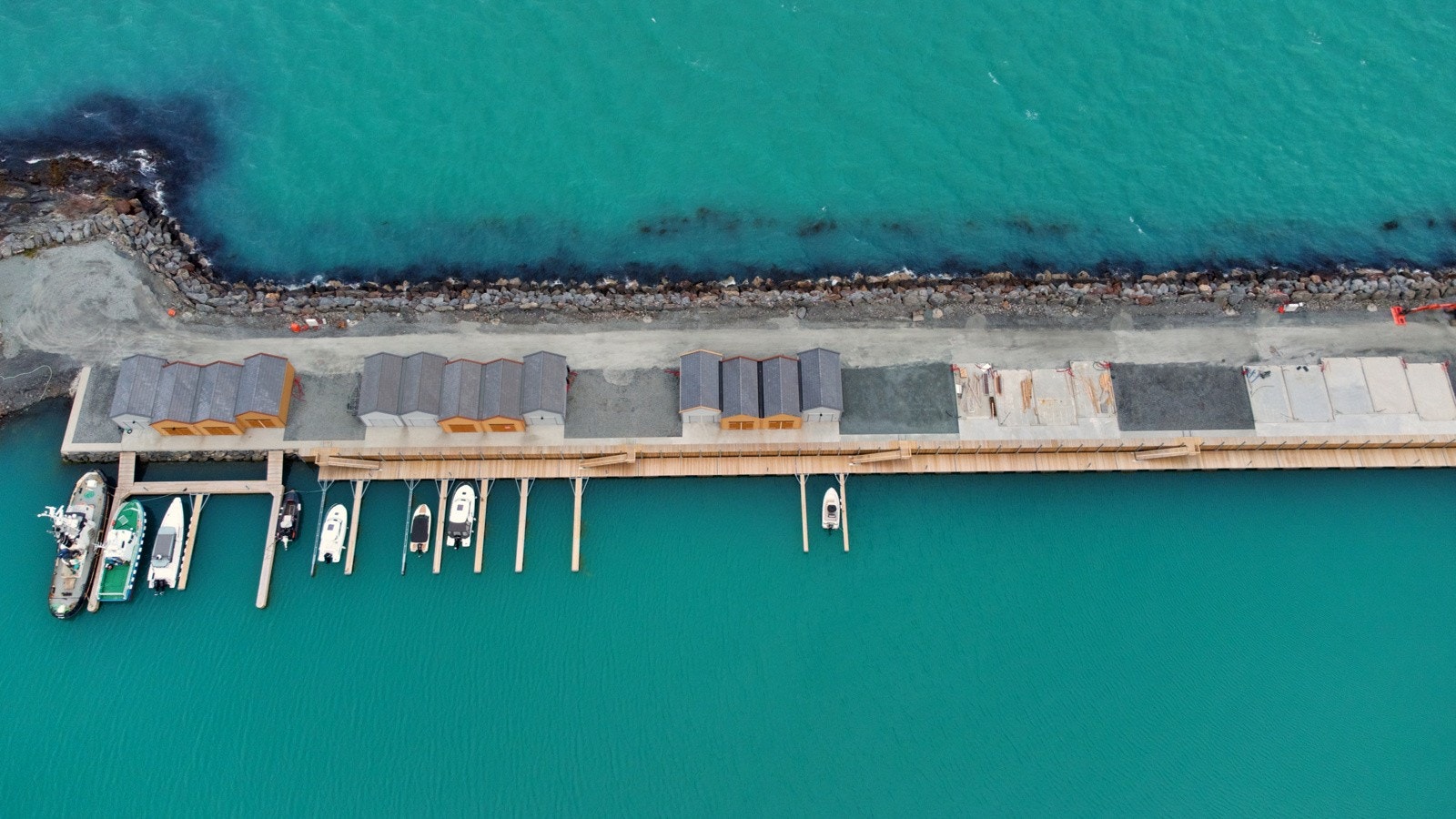 Området vert flott tillaga med kai, flytebryggje og grøntareal. Dronebilete mai 2022 Galleribilde