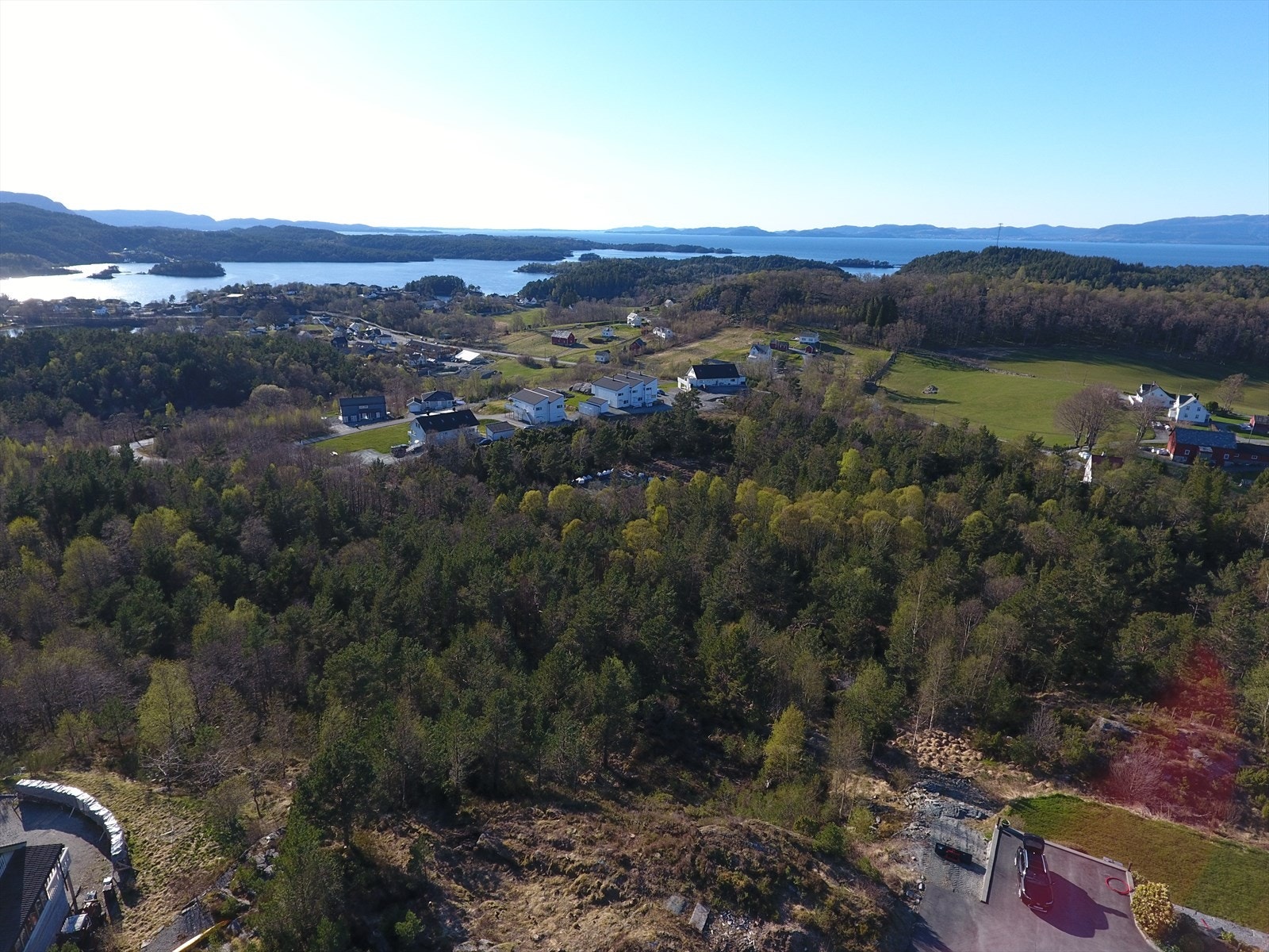 Tomta ligg i eit område som er avsett spredd bustadbebyggelse iht. kommuneplanen. Galleribilde