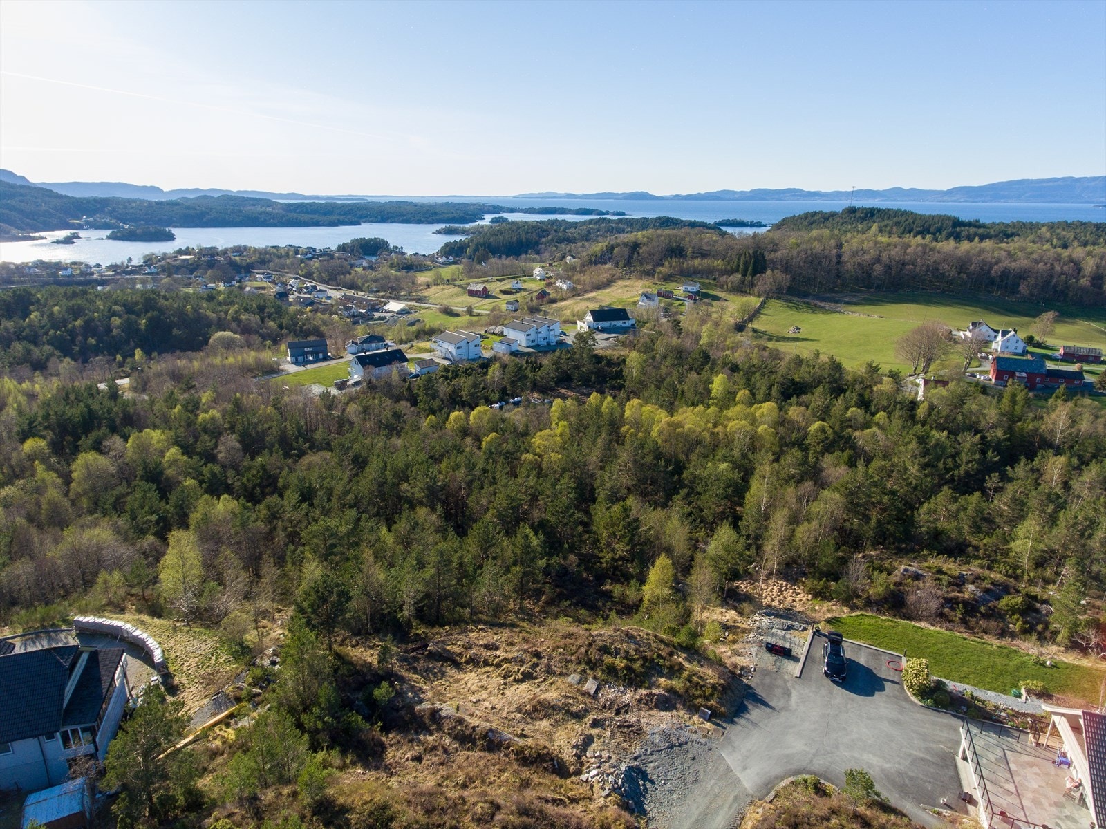 Tomta ligg i eit område som er avsett spredd bustadbebyggelse iht. kommuneplanen. Galleribilde