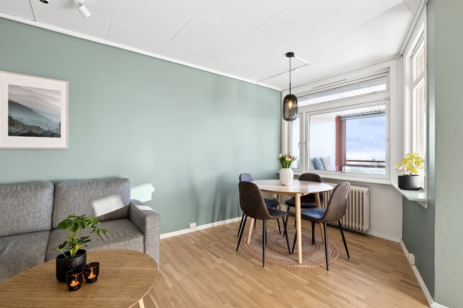 Hyggelig spiseplass mot utsikten på stuen Galleribilde