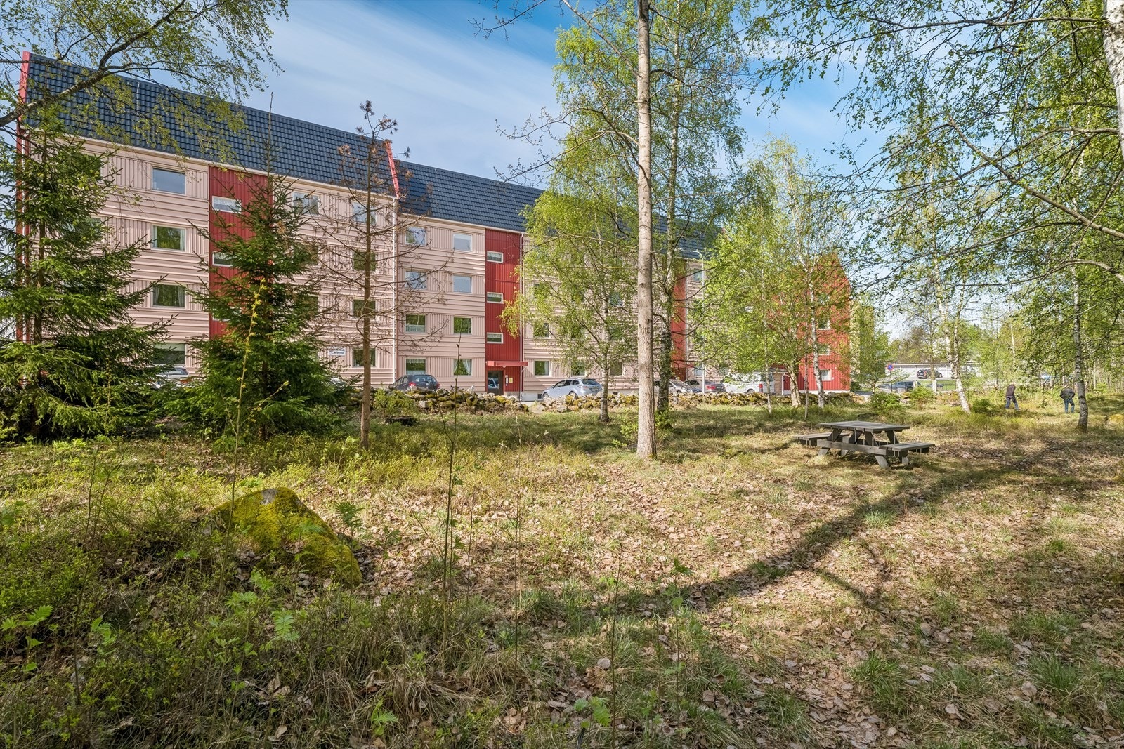 Et hyggelig friareal rett utenfor leiligheten. Hyggelig utsikt fra kjøkken og gjesterom Galleribilde