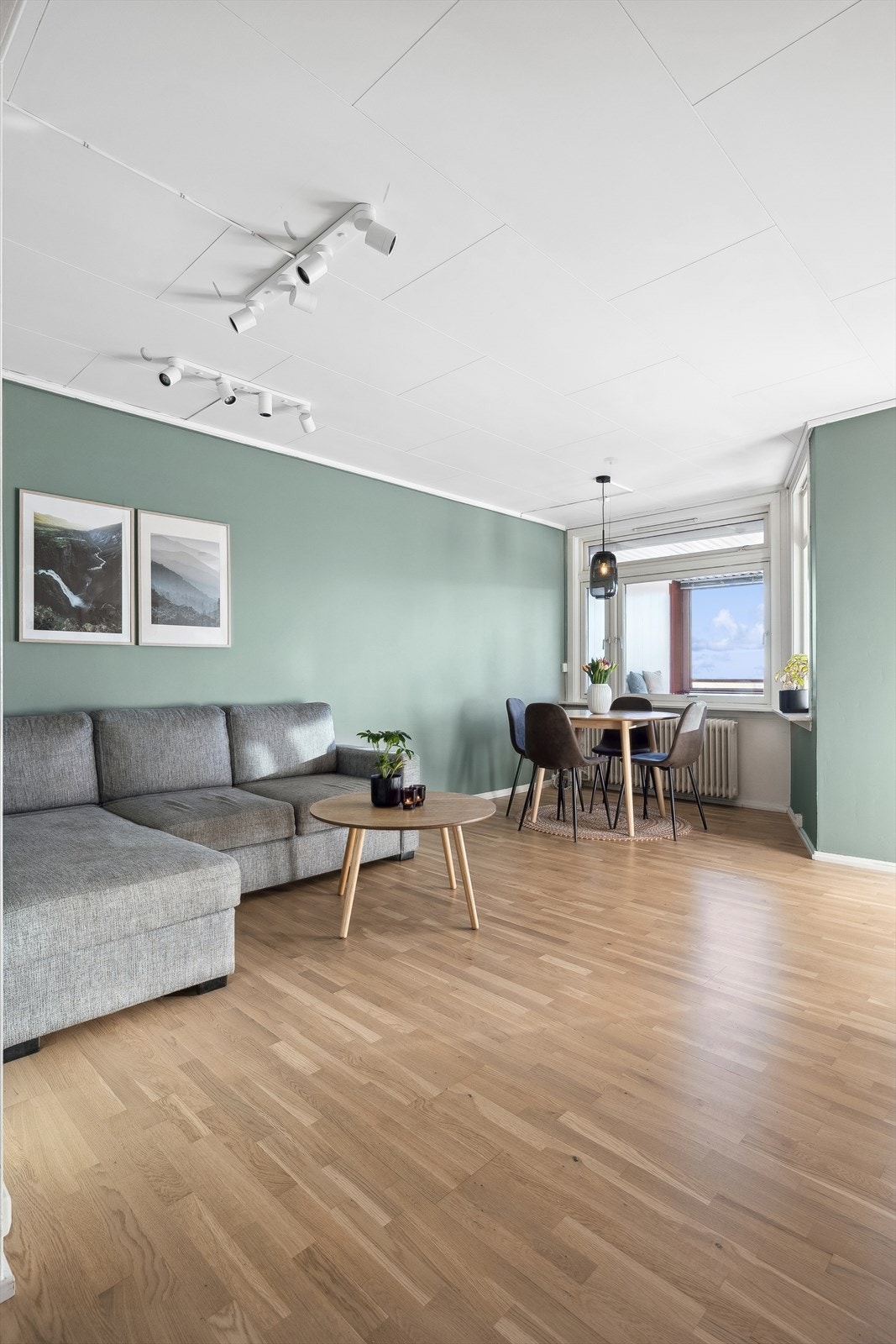 Stuen er lys og åpen med utgang til innglasset balkong Galleribilde