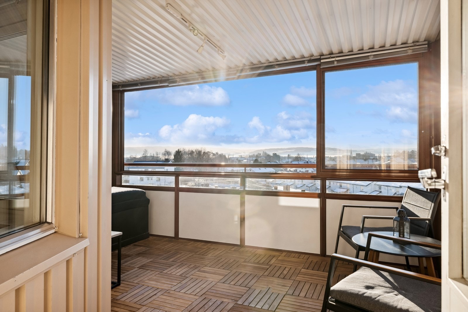Innglasset balkong med god plass og fin utsikt Galleribilde