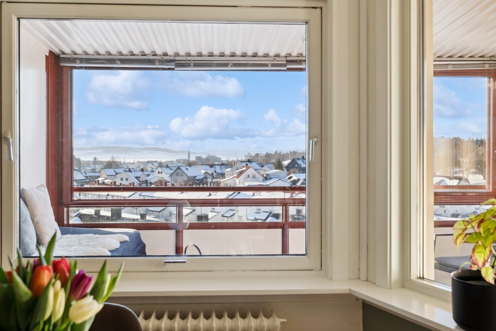 Utsikt mot balkongen og byen fra spiseplassen Galleribilde