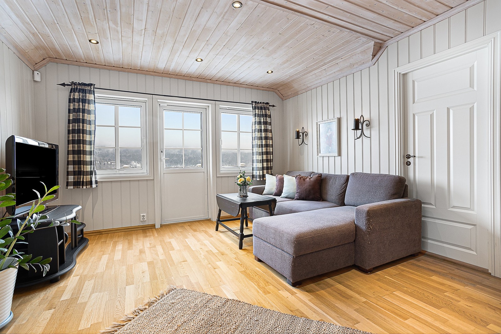 Fra tv-stuen er det også utgang til luftig balkong. Galleribilde