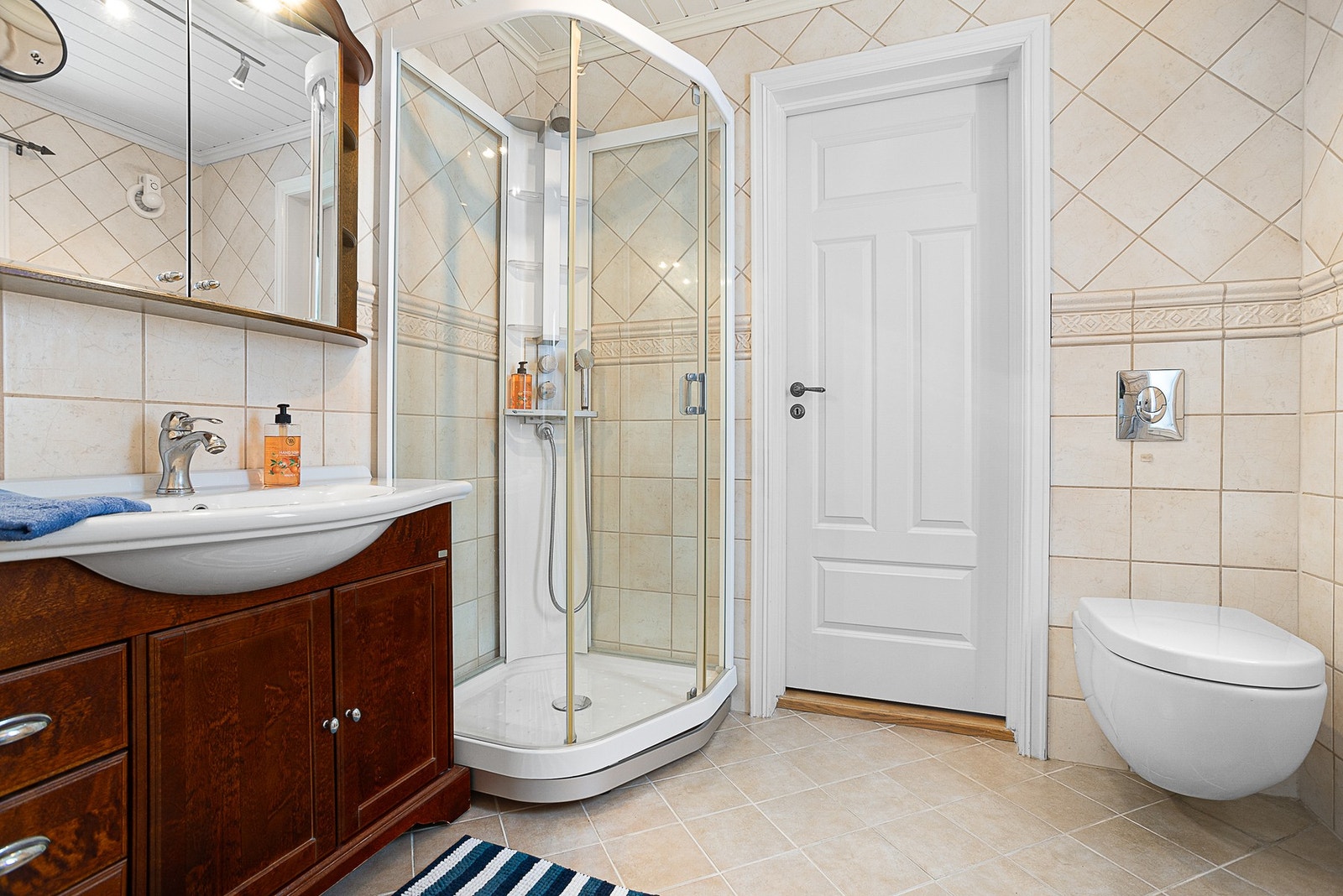 I første etasje er det også et bad. Dette er utstyrt med dusjkabinett. Galleribilde