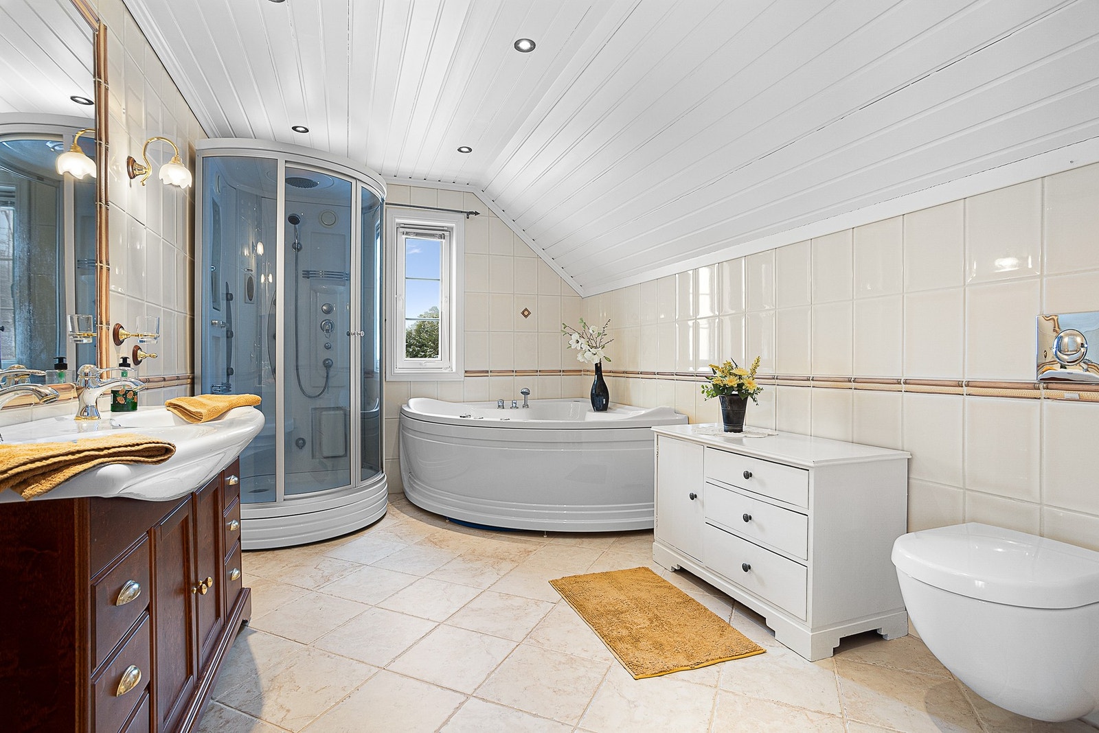 Det er også et stor bad i andre etasje. Her er det både dusjkabinett og hjørnebadekar. Galleribilde