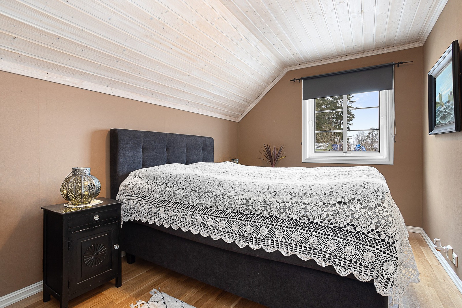 Det er tre soverom i andre etasje. Dette er hovedsoverommet med god garderobeløsning. Galleribilde