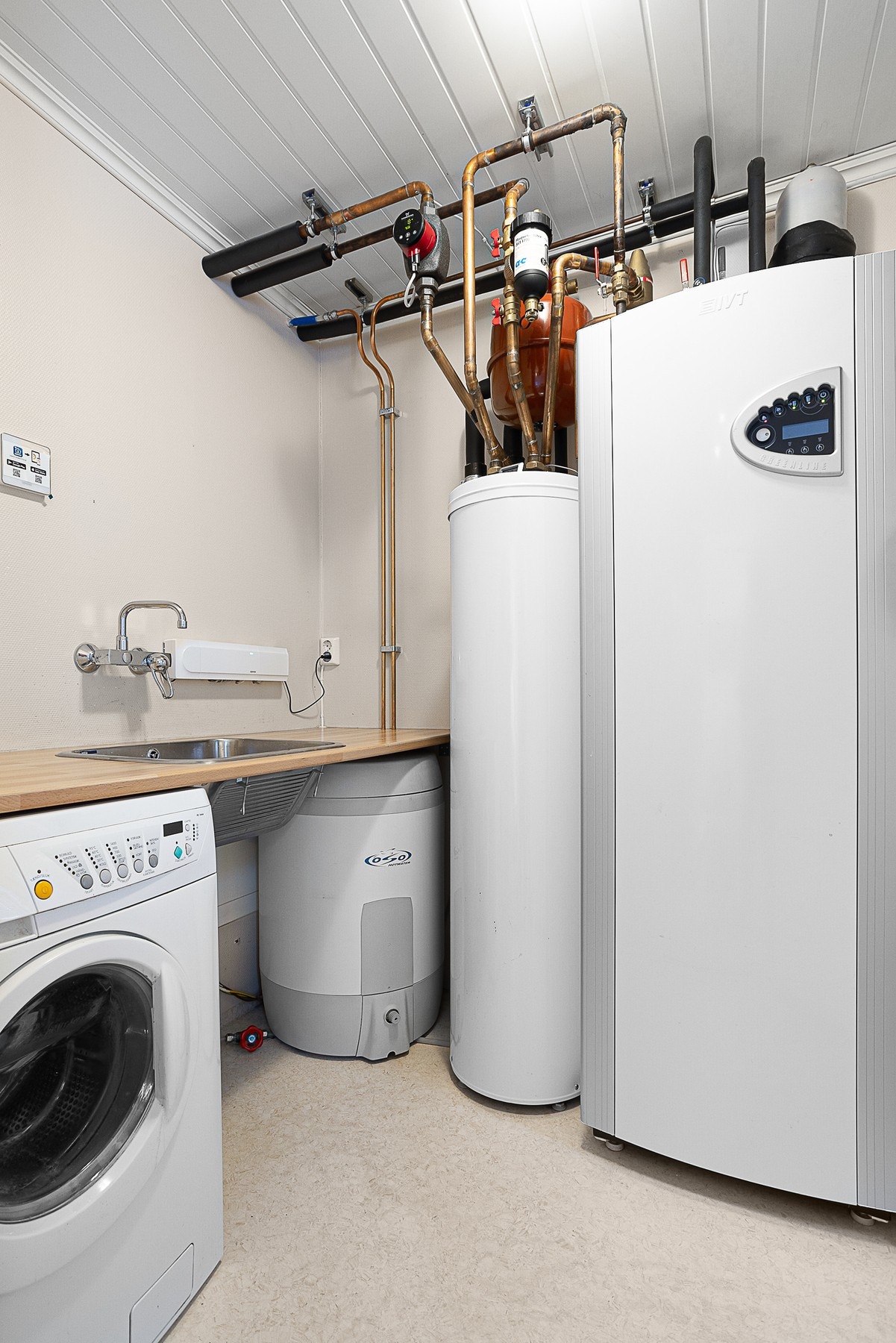 Innenfor badet i første etasje, er det vaskerom og teknisk rom. Galleribilde